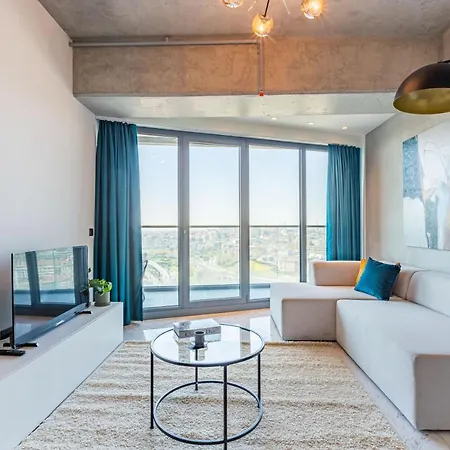 Cozy Flat With View And Balcony In Sisli *